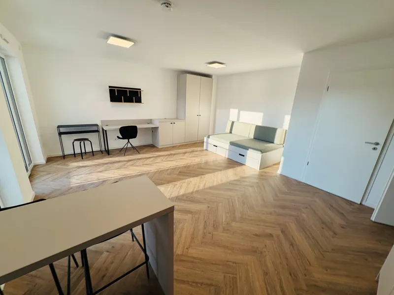 Voll möbliert mit Waschmaschinenanschluss in der Küche, mit EBK und Balkon! — photo 1